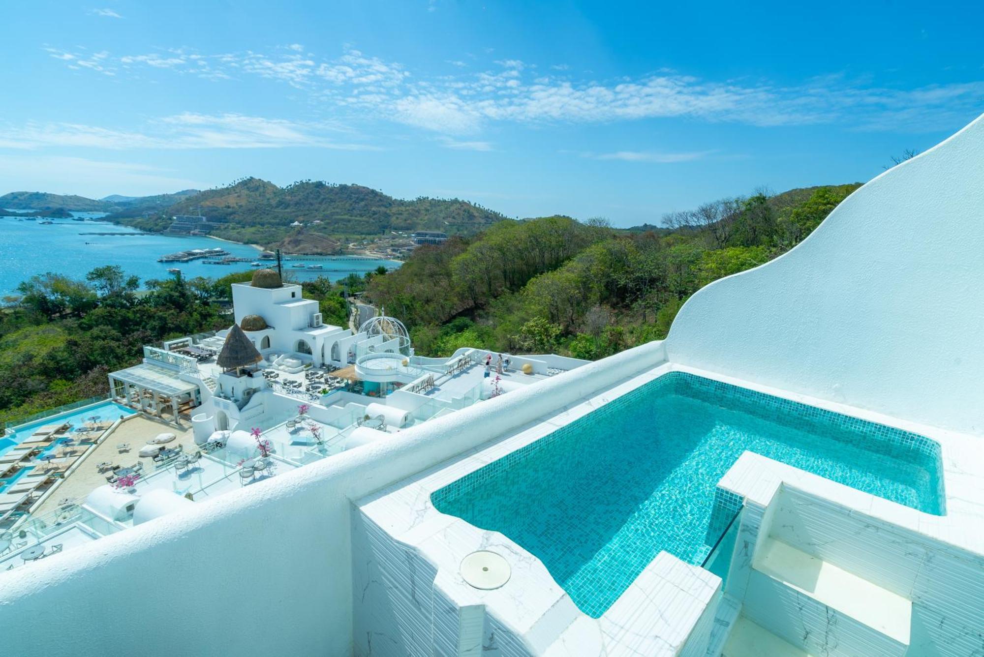 Loccal Collection Komodo Hotel 4*